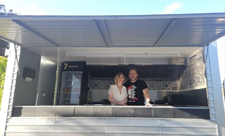 Roxane et Abdarrahman Wadih dans le food-truck : "Chez Wadih cheese naan".