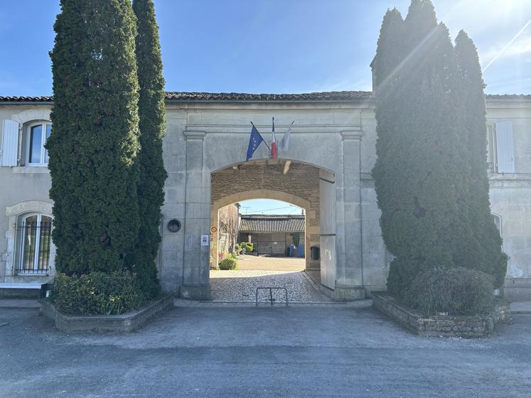 Le porche d'entrée de l'établissement.