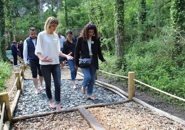 Un parcours sur lequel on chemine idéalement pieds nus.