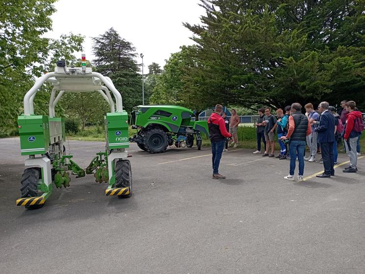 Parmi les concessionnaires qui ont répondu présents, le groupe Ouvrard Charentes est venu avec deux robots agricoles.