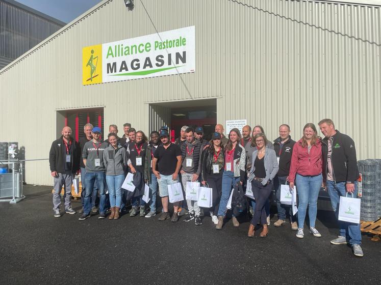 La délégation étrangère a visité le magasin de l'Alliance pastorale à Benassay (86).