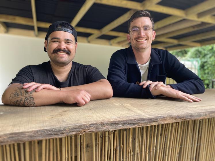 Clément Rousselot, bénévole de la Goguette, et Quentin Guedez, salarié de l'association.