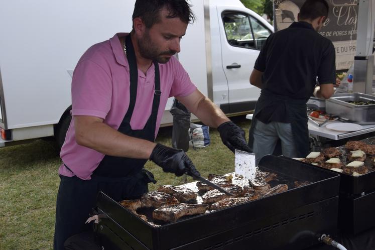 Les stands des producteurs proposent de déguster sur place les meilleurs plats préparés avec soin.