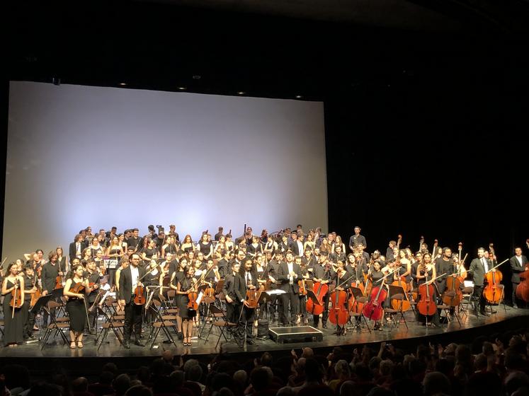 Le festival se clôt par la réunion des ensembles en un grand orchestre symphonique éphémère, pour un concert au Moulin du Roc à Niort.