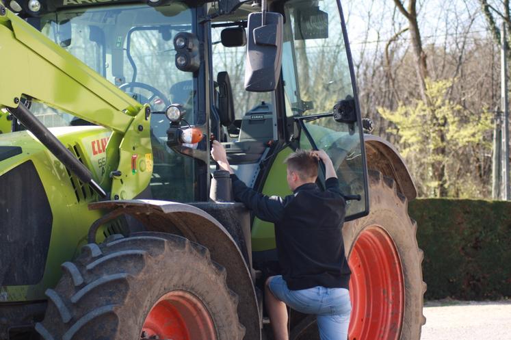 Des règles particulières sont imposées lors de l'embauche de jeunes saisonniers, notamment pour la conduite de tracteurs.