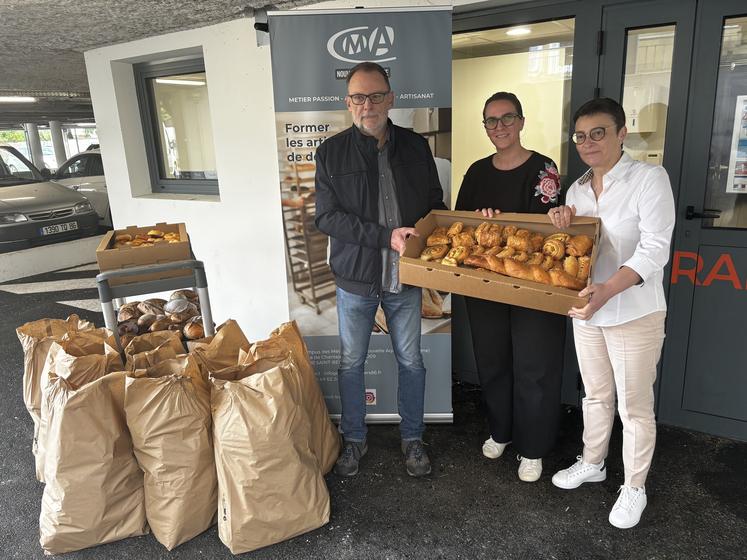 Karine Desroses a remis viennoiseries et pains à Patrick Gounot.