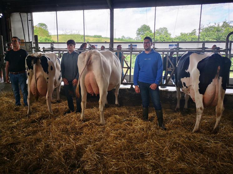 Nicolas Chevallier (à droite), son neveu et son père posent dans le bâtiment de la ferme de la Brechollière, à côté de trois vaches présentées le jour de l'AG. 