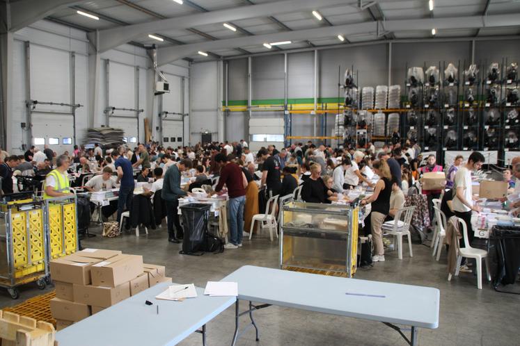 L'opération de mise sous pli des programmes et bulletins avant les élections de dimanche s'est faite à la hâte.