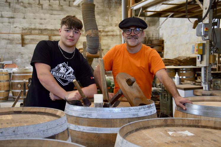 Simon et Jean-Baptiste Chenu dans l'atelier de la Tonnellerie 109 à Bassac.