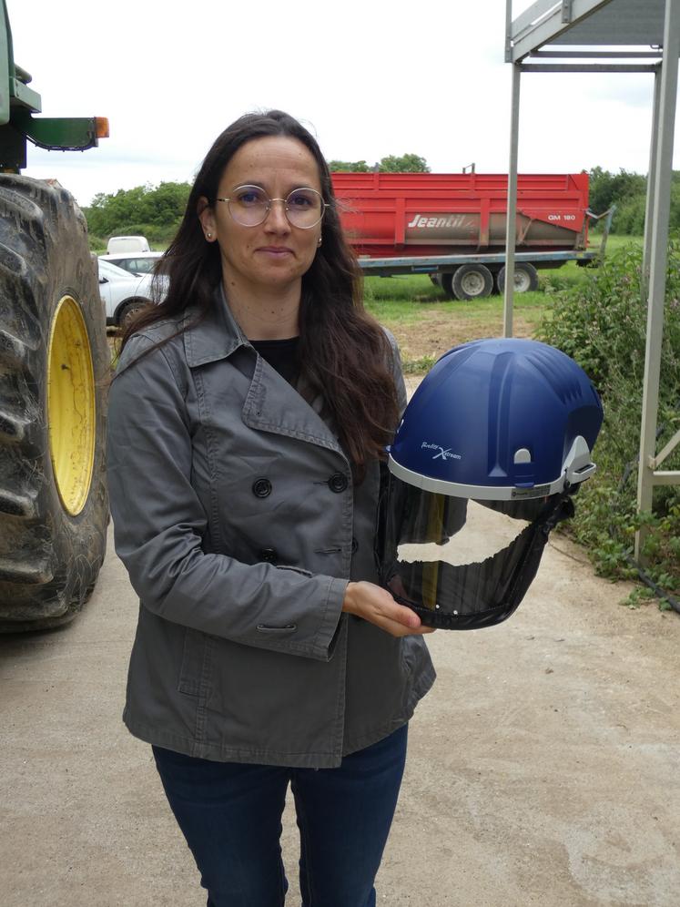 Sandie Cousson, conseillère en prévention de la MSA Poitou, présente un casque à ventilateur intégré, le 28 mai 2024 à Vouhé.