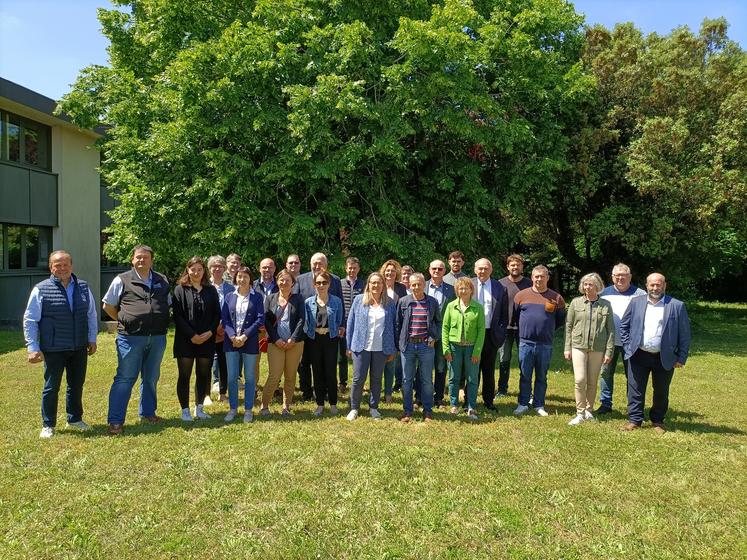 Le 3 juin, le soleil était au rendez-vous. Les médaillés et les partenaires ont pu déguster des produits de certains producteurs présents dans le jardin de la chambre d'agriculture à Vouillé.