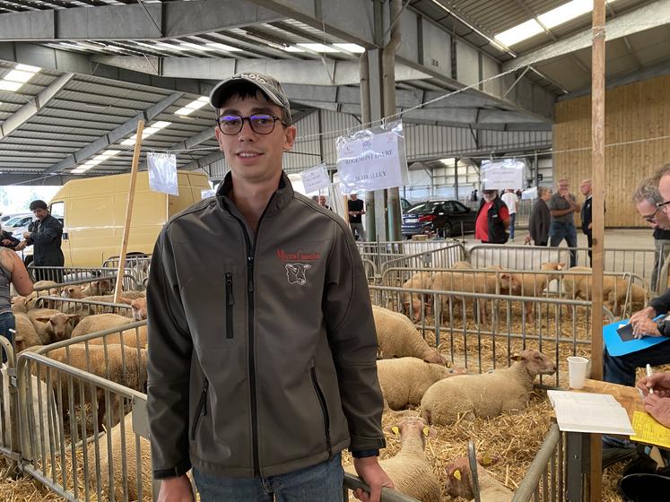 Romain Rogemont est venu de la Nièvre pour vendre les Charollais de la ferme familiale.