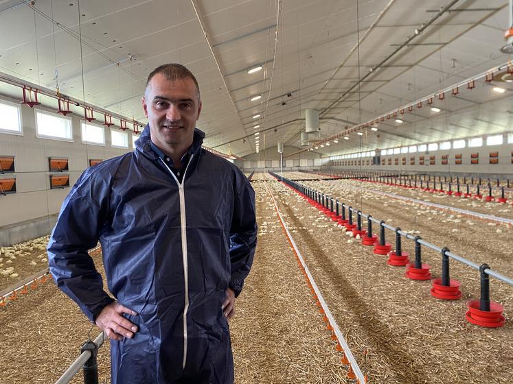 Mickaël Gatard, dans son élevage de poulets de la Forêt-sur-Sèvre.