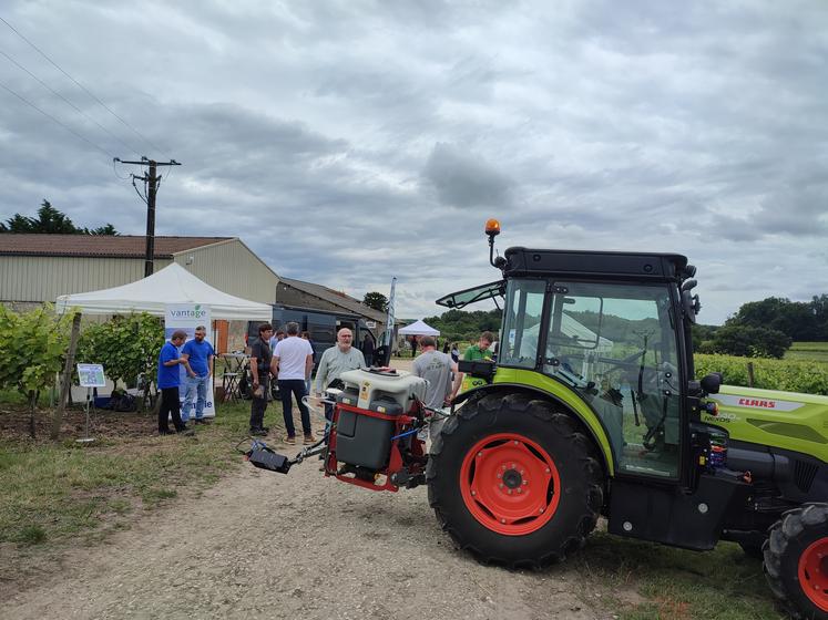 De nombreux constructeurs ont répondu présents à la journée organisée, au lycée Le Renaudin, à St Germain de Lusignan, par la fédération régionale des Cuma de Nouvelle-Aquitaine.