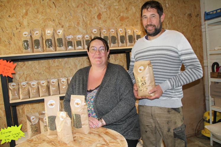 Jennifer Fiot et Damien Berthonneau ont lancé la vente directe de leurs lentilles et pois chiche cette année. Ils proposent aussi des graines pour oiseaux.