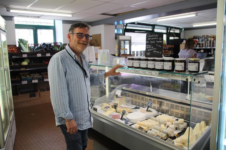 Sylvain Fouilhe a repris le magasin d'alimentation "Le panier sympa" à La Trimouille en janvier dernier.