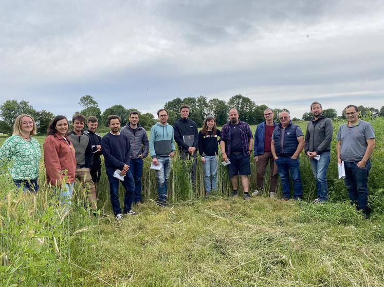 Agriculteurs habitués ou non des méteils et techniciens ont échangé sur les techniques de culture, sur l'initiative des syndicats d'eau qui encouragent la pratique.