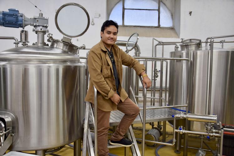 Mickael Phantarasmy devant les cuves de sa brasserie Nakha Beer à Segonzac.