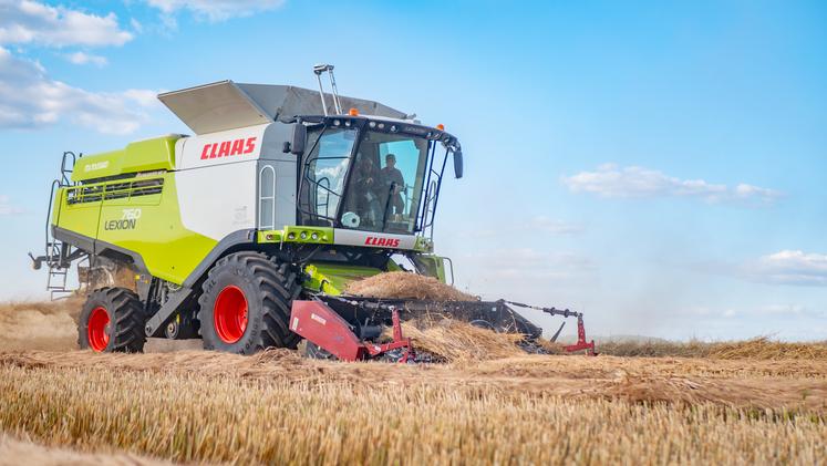 La moissonneuse de l'ETA Poussard, de Villiers-en-Plaine, dans une "belle" parcelle d'orge à 65 q/ha.