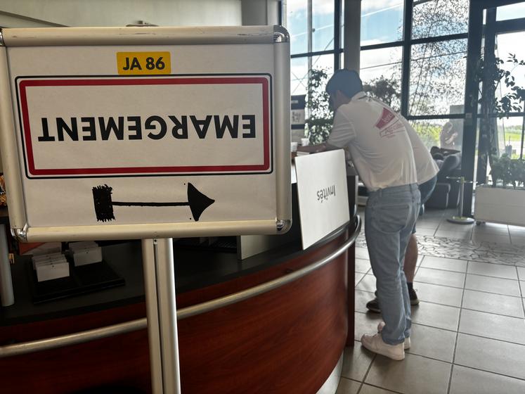 Tous les panneaux du congrès étaient retournés, pour rappeler l'opération "on marche sur la tête".