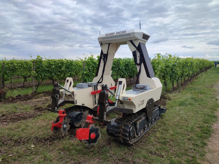 Robot enjambeur Zilus de chez Sabi Agri peut être piloté de quatre manières différentes.