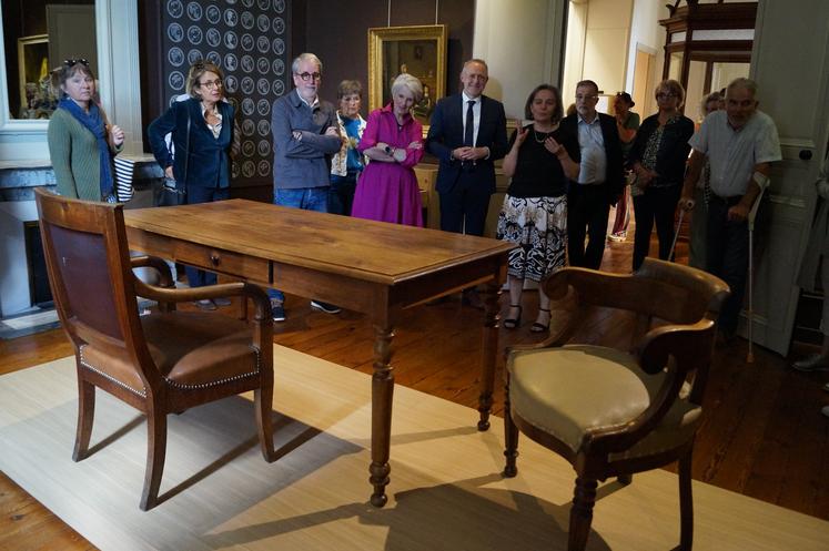 La salle du Bureau du négociant est encore un peu nue et devait bientôt s'enrichir d'un coffre, de facs similés..., a signalé la directrice des musées à Jérôme Sourisseau et Nicole Roy.