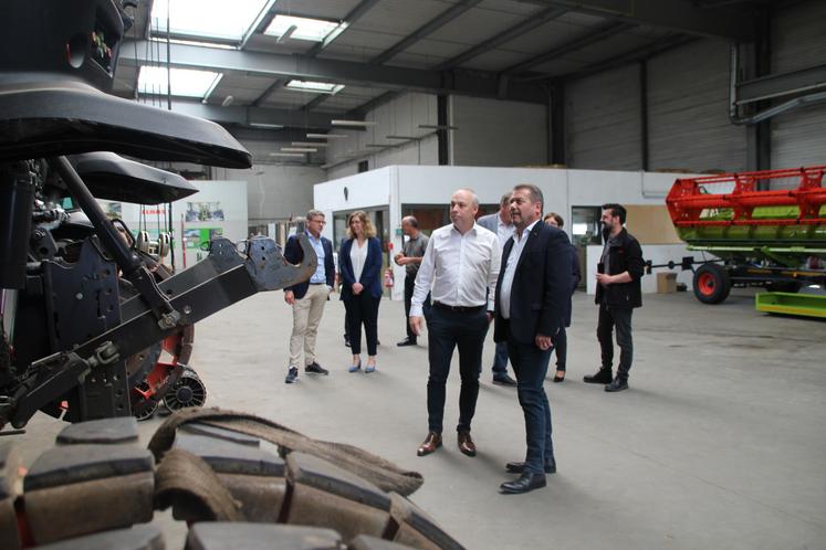 Alain Pichon a visité l'atelier de Dousset Matelin, s'arrêtant devant cet Axion 930 Terra-trac, que les ouvriers étaient en train d'équiper de chenilles.