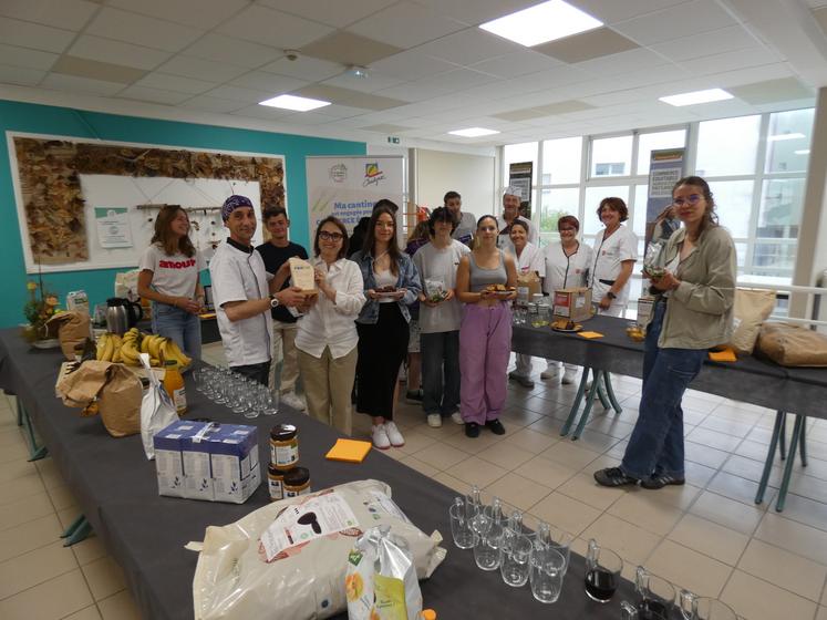 Le lycée a été distingué parce qu'il dédie 11 % du budget de sa cantine à des achats de produits issus du commerce équitable et met régulièrement en valeur son engagement en faveur de cette consommation. 