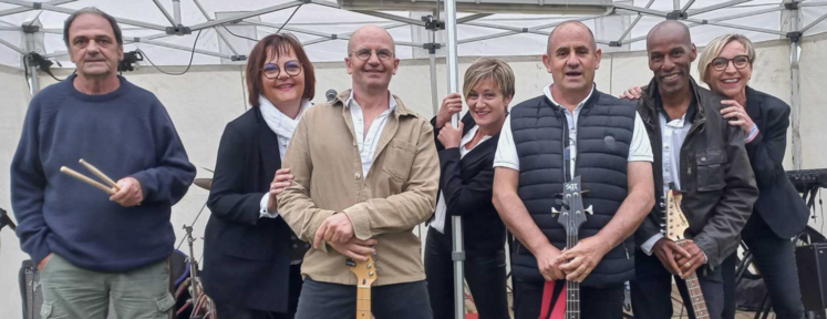 Alain, 3e en partant de la droite, s'éclate au sein du groupe Les Chianteuses et Scie.