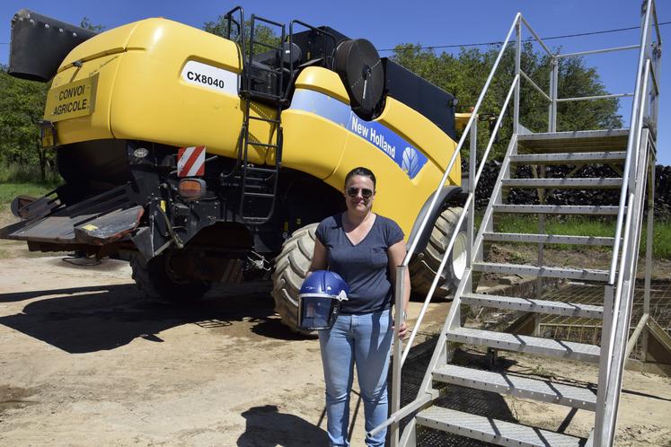 Julie Hersant, conseillère prévention de la MSA, présente un casque de protection ventilé pour retirer les poussières des machines sans risque d'inhalation. La passerelle permet de travailler en hauteur et en sécurité au nettoyage des machines.