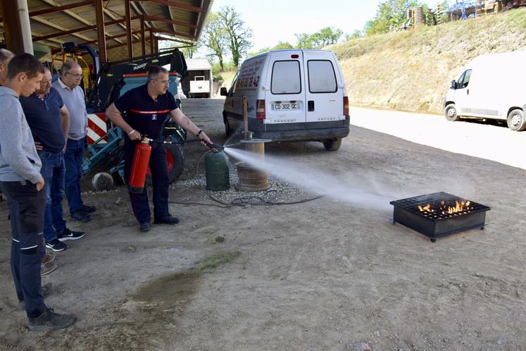 Jérôme Pezy a fait une démonstration d'utilisation d'un extincteur à eau.