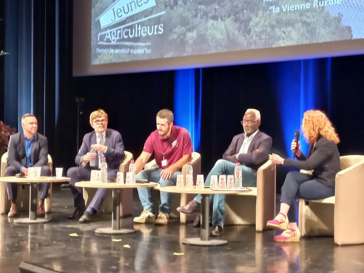 La table ronde s'est tenue en présence de Marc Fesneau, de François Purseigle, de Jean-Baptiste Gibert, et de Jonathan Ahovi.