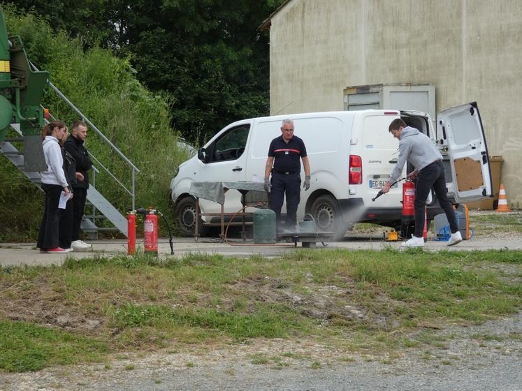 Entraînement au maniement d'extincteurs, le 28 mai 2024 à Vouhé (17).