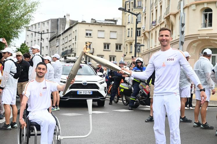 En fauteuil roulant, Enzo Bruno a porté la flamme olympique à Boulogne-sur-Mer le 3 juillet.