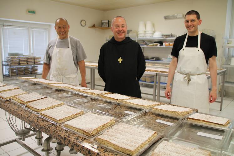 De gauche à droite, Frère Joseph Marie, Frère Christophe, le Père Abbé de l'Abbaye de Ligugé et Frère Théophile Franck. Les Scofas, tout juste sortis des fours et refroidis, sont prêts à être livrés.