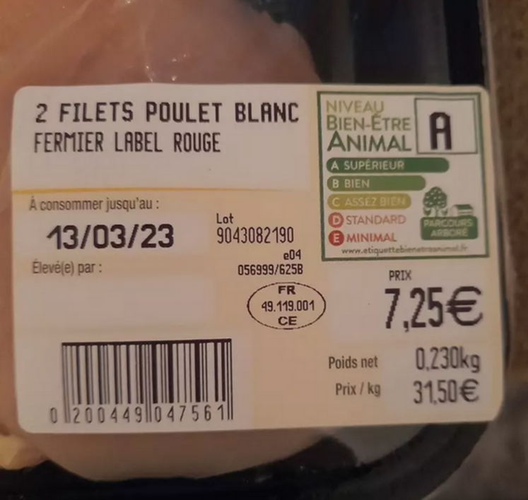 Étiquette sur des filets de poulet du Maine Label rouge de marque Casino, parcours arboré, noté A.