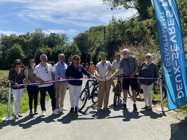 Coralie Dénoues, entourée des élus des territoires traversés par la Vélidéale, inaugure le circuit à Échiré.