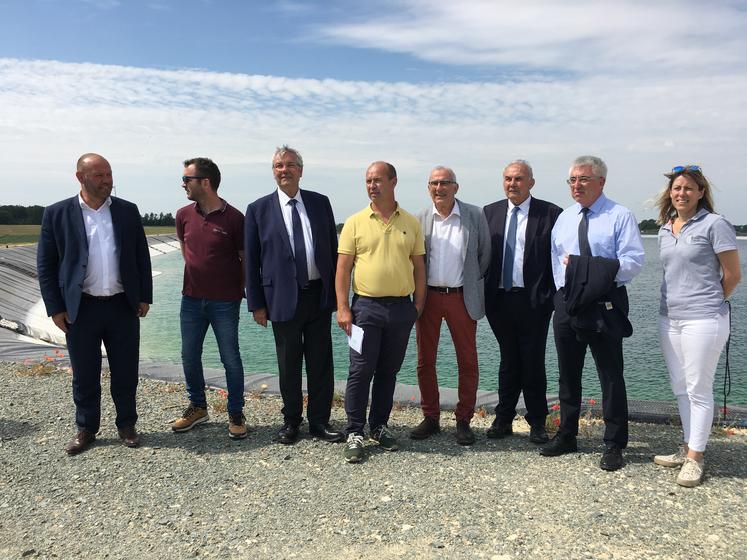 Thierry Boudaud (au centre, en jaune) en juin 2023 lors de la rencontre des différentes parties impliquées dans l'utilisation de l'eau agricole, dont trois sénateurs, sur le site de la réserve de Mauzé-sur-le-Mignon.