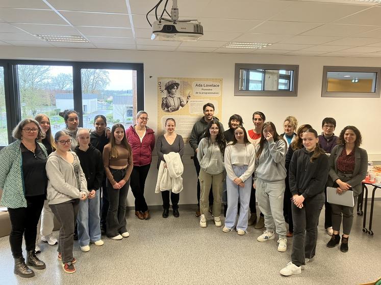 Les élèves et professeurs du collège Arthur Rimbaud de Latillé ont notamment baptisé la salle informatique Ada Lovelace, une pionnière de la programmation informatique (en photo sur le mur).