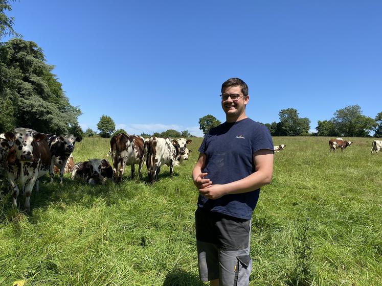 Thibaud Fuzeau s'est installé en polyculture-élevage bio avec ses oncles et tante, après un premier parcours professionnel de cuisinier et de chauffeur d'entreprise agricole.