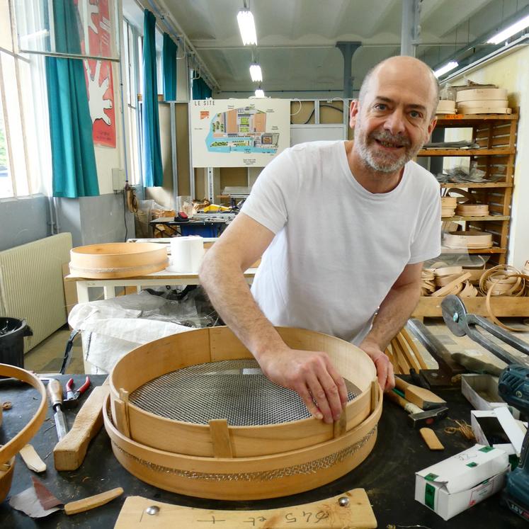 Florian Houdmon est aujourd'hui à la tête de la seule Tamiserie de France, à Châtellerault.