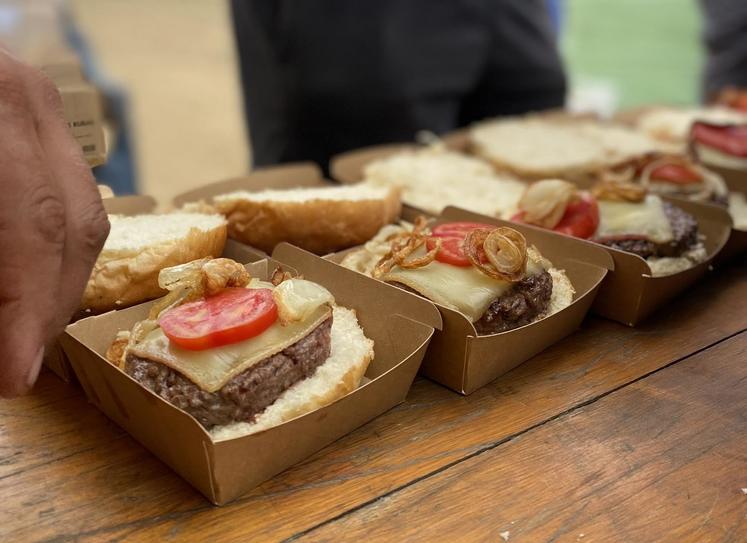 Les burgers servis dimanche seront à base de viande produite localement.