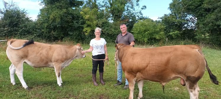 Karine et Sébastien Condé, éleveurs de Parthenaises dans le Calvados, participeront au concours national avec Unique, génisse de 10 mois et Ultra Bon, mâle de 9 mois.