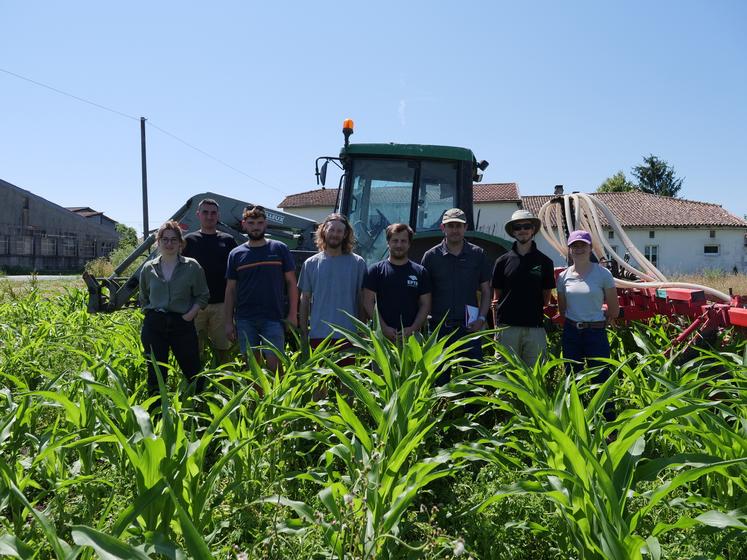 De gauche à droite : Amélie Suteau (Landreau Solutions), Albert Rémy (alternant Landreau), Thomas Largeau (ETA), Gaël Chevalier (céréalier volontaire dans le protocole), Thomas Henry (animateur EPTB), Jérôme Fauriot (CA 17-79), Ewen Tumoine, conseiller agronomie  et Edwige Hermouet, conseillère agro-environnement (CA 17-79)