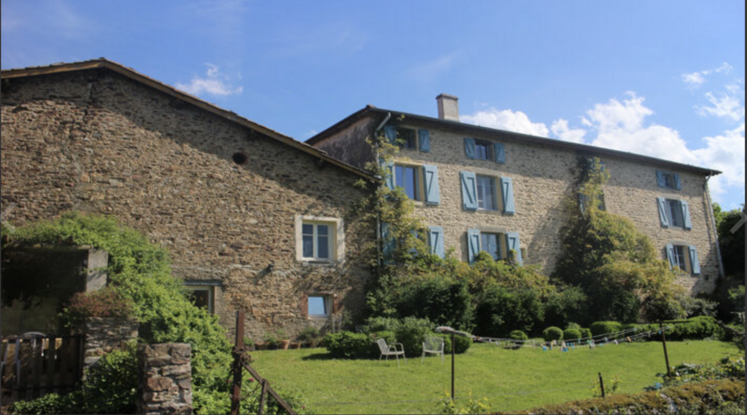 La ferme-auberge de La Poule Rousse attire une clientèle régulière et locale, loin des chemins touristiques.