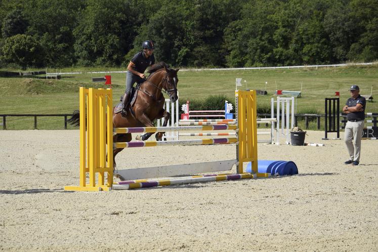 Ultra Source et son cavalier Francisco Gaviño ont fait une petite démonstration de sauts d'obstacles.