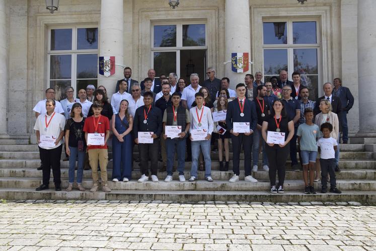 Les apprentis, leurs maîtres de stage et parents ont posé sur les marches de la préfecture de Charente, jeudi 11 juillet 2024 à Angoulême.