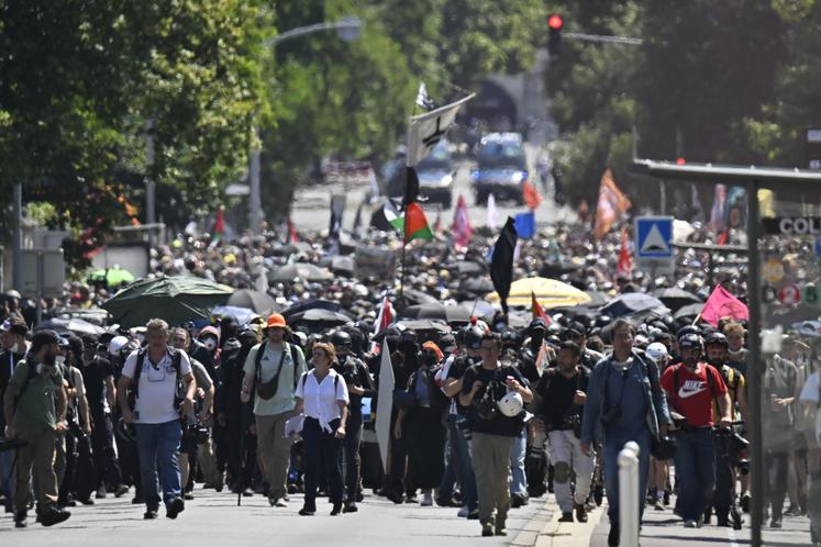 Le cortège radical a quant à lui été stoppé par les forces de l'ordre avant qu'il puisse atteindre La Pallice ; de nombreuses dégradations ont eu lieu sur son passage.