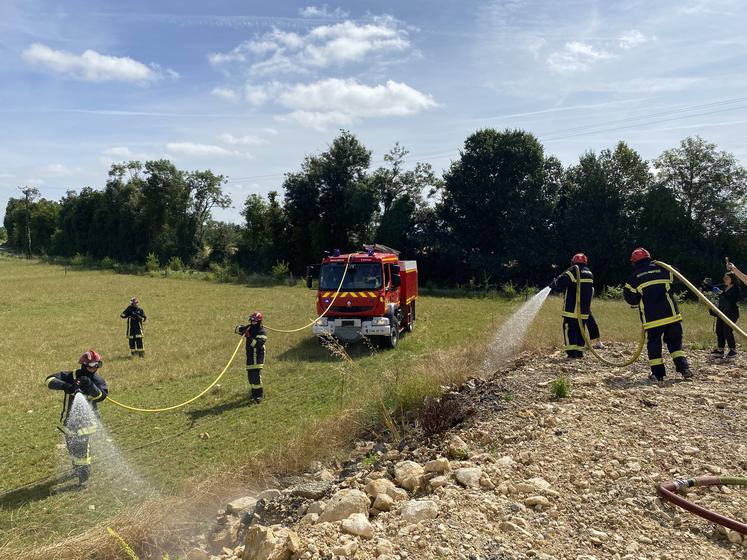 Exercice des pompiers du Sdis 79, qui sécurisent le site d'exploitation du Gaec Rimbaud-Brassac, le 5 juillet 2024, face à un feu imaginaire venant des parcelles jouxtant les hangars à matériel et fourrages.