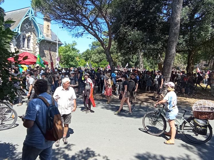 Le cortège « familial » a suivi le bord de mer, certains membres tentant de s'approcher du port sur des petites embarcations. Le cortège radical a quant à lui été stoppé par les forces de l'ordre avant qu'il puisse atteindre La Pallice ; de nombreuses dégradations ont eu lieu sur son passage.